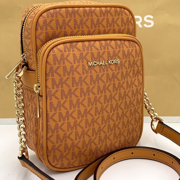 MICHAEL KORS
Jet Set Travel Medium Signature Logo Crossbody
COLOR CIDER MULTI - Picture 2 of 15